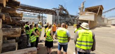 Teilnehmer der Betriebsbesichtigungs-Tournee während der Werksführung bei der Rheinspan GmbH&Co.KG in Germersheim mit Jens Kuper, stellv. Leiter der Instandhaltung 