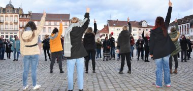 Die Gleichstellungsbeauftragten von Stadt und Kreis laden zum One Billion Rising-Tanz-Flashmob auf dem Landauer Rathausplatz ein. 
