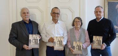 Stellen beim Autorengespräch gemeinsam den neusten Band der Schriftenreihe zur Geschichte des Landkreises Germersheim vor: (v.li.) Hans-Jürgen Kremer, Landrat Dr. Fritz Brechtel, Isa-Marie Betz und Ludwig Hans.