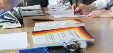 Vor dem Festakt steht, mit diversen Erklärungen und Empfangsbestätigungen, zunächst noch ein weiterer Verwaltungsakt an.