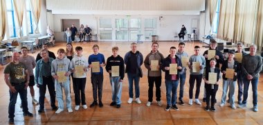 Freuen sich über die bestandene Prüfung: die 16 neuen Anglerinnen und Angler im Gruppenfoto