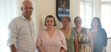 Landrat Martin Brandl, Sara Pulkotycki, Katharina Metzger, die stellvertretende Personalratsvorsitzende Julia Konrad und Marina Kerliz, Zentralbereichsleitung Personal (v.l.n.r.).