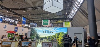 Ein Stand des Südpfalz-Tourismus auf der Urlaubsmesse CMT (Caravan, Motor und Touristik).