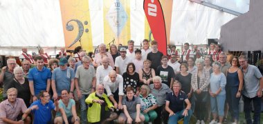 Landrat Martin Brandl und Svend Larsen, Vorstandsvorsitzender des Hauptsponsors der Sparkasse Südpfalz, haben die Auszeichnungen des diesjährigen Stadtradeln-Wettbewerbs im Rahmen des Lyra-Musikfestes vorgenommen.