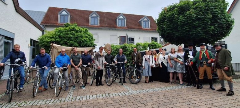 Anradeln (von links nach rechts): Dr. Thomas Gebhart MdB, Sven Koch MdL, Josef Vollmer 1. Beigeordneter VG Kandel, Martin Oswald 2. Beigeordneter VG Kandel, Christian Völker Kreisbeigeordneter LK Germersheim, Bernd Thürwächter Heimatmuseum Freckenfeld, Philipp Riedel, Klimaschutzmanager Landkreis Germersheim, Christoph Buttweiler 1. Kreisbeigeordneter LK Germersheim, Marc Ulm Ortsbürgermeister Freckenfeld, Tabakkönigin Franziska I., Knittelsheimer Kätzel Melina I., Ottersheimer Bärenkönigin Johanna I., Ottersheimer Bärenkönig Ben I., Schwegenheimer Lindenprinzessin Nicole I., Pfälzische Zwiebelprinzessin aus Zeiskam Lilly I., Pfälzische Zwiebelkönigin aus Zeiskam Lea I., Bellheimer Lord Marco Foye, „Die Räuber-Gruppe“ vom Heimatmuseum Freckenfeld.