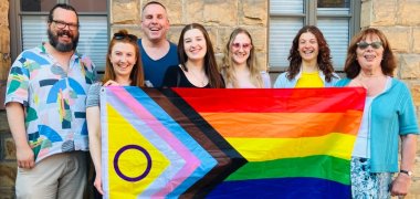 Flagge zeigen für die Vielfalt in der Südpfalz – Mitglieder des Netzwerks Queere Südpfalz. Foto: Netzwerk
