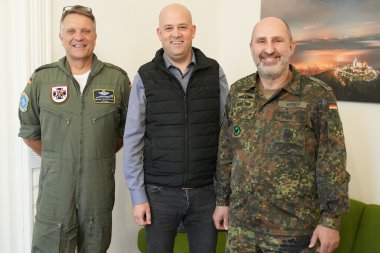 Das Foto zeigt von links nach rechts: (v.l.) Oberst Trautermann, Landrat Martin Brandl und den Leiter Kreisverbindungskommando Germersheim, Oberstleutnant Andreas Weber. Die beiden Männer von der Bundeswehr tragen Militärkleidung.