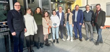 Nach der Unterzeichnung der Leistungs- und Entgeltvereinbarung zur Schulsozialarbeit an den Grundschulen in Minfeld und Freckenfeld