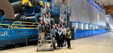 Die Teilnehmenden bem Betriebsbesuch der Papierfabrik Palm.