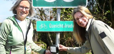 Uta Holz (links) und Silke Wiedrig bringen die entsprechenden (MRN-) Sensoren an.