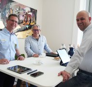Das Foto zeigt den Brand- und Katastrophenschutzinspekteur Christian Betzel, den Meteorologen Malte Neuper und Landrat Martin Brandl (v.l.n.r.) bei der Besprechung im Kreishaus.