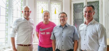Das Bild zeigt v.l.n.r.: Landrat Brandl, Frank Wenner, Eric Christ, Erster Kreisbeigeordneter Christoph Buttweiler
