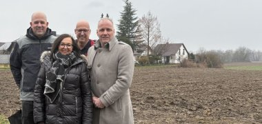 Auf diesem Acker soll die neue Rettungswache entstehen. Das Foto zeigt v.l.n.r.: Landrat Martin Brandl, Iris Fleisch, Bürgermeisterin Verbandsgemeinde Hagenbach, Christian Hutter, Stadtbürgermeister Hagenbach, und Jürgen See, Geschäftsführer DRK Südwestpfalz.