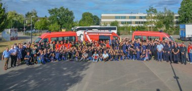 Das Foto zeigt ca. 200 Jugendliche und Betreuer der Jugendfeuerwehren aus Germersheim und Krotoszyn (der Partnerkreis in Polen), die sich  zu einem gemeinsamen Zeltlager in Kandel vom 9.- 12. Juli 2025 trafen.