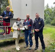 Mitarbeiter der Installationsfirma, Verbandsbürgermeisterin Iris Fleisch und Brand- und Katastrophenschutzinspekteur Christian Betzel, machen sich ein Bild von der Installation und der Technik vor Ort.