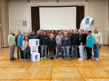 In der Kreisaula in Germersheim zum Gruppenfoto aufgestellt: zahlreiche Vertreterinnen und Vertreter hiesiger Karnevalsvereine, gemeinsam mit Landrat Martin Brandl und Mitarbeitenden der Kreisverwaltung.