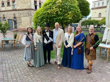 Martin Brandl umringt von Hoheiten aus dem Landkreis Germersheim in ihren traditionellen Kostümen oder Kleidern.
