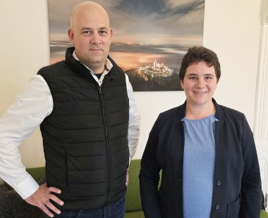 Landrat Martin Brandl mit der neuen Klimaschutzmanagerin für den Landkreis Germersheim, Kathrin Schönmann.