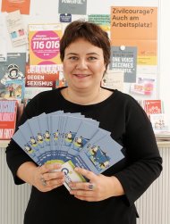 Die Gleichstellungs-beauftragte des Landkreises Germersheim, Lisa-Marie Trog weist auf den Veranstaltungsflyer hin.