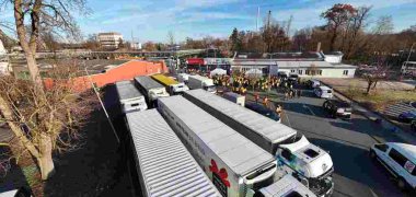 Der Lkw-Konvoi kurz vor der
Abfahrt im Jahr 2024. Der Lkw-Konvoi kurz vor der Abfahrt im Jahr 2024.