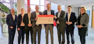 Foto (von links nach rechts): Svend Larsen (Vorstandsvorsitzender der Sparkasse Südpfalz), Dr. Simone Wolff (KMV-Geschäftsführerin), Jonas Isufaj (KMV-Verbandsjugendleiter), Landrat Martin Brandl, Matthias Wolf (KMV-Präsident), Landrat Dietmar Seefeldt, Benjamin Hirsch und Iris Kommritz (Vorstände der Sparkasse Südpfalz). Quelle: Sparkasse Südpfalz