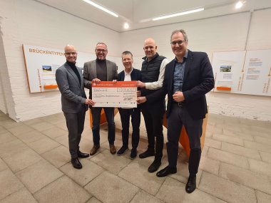 Bei der Spendenübergabe: (v.l.) Svend Larsen (Vorstandsvorsitzender der Sparkasse Südpfalz), Marcus Schaile (Bürgermeister der Stadt Germersheim), Jürgen Menge (1. Vorsitzender des Trägervereins des deutschen Straßenmuseums), Martin Brandl (Landrat Kreis Germersheim), Dietmar Seefeldt (Landrat Südliche Weinstraße). Foto: Stadt Germersheim/Stephanie Mohr
