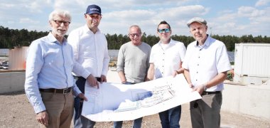 V.l.n.r.: Fachbereichsleiter Jürgen Stumpf, Landrat Martin Brandl, Wolfgang Zapilko Projektleiter bei der Abfallwirtschaft, Abteilungsleiter Michael Gauly sowie Heinrich Bröckelmann, Geschäftsführer des beauftragten Mainzer Planungsbüros Schirmer.