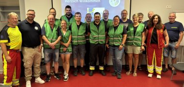 Marco Hemmer (2.v.l.) mit neuen Erstretterinnen und Erstrettern, nach einer Schulung bei der Freiwilligen Feuerwehr in Ottersheim.
