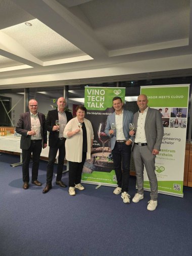 Gruppenfoto mit Marcus Ehrgott, Michael Englert, Anette Kloos, Mario Brandenburg und Martin Brandl vor einigen Roll-Ups der Kreisverwaltung.