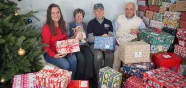 Sabine Kissel sowie Doris und Peter Wolters, allesamt von der Round-Table-Familie, sowie Landrat Martin Brandl. Das Bild zeigt Sabine Kissel sowie Doris und Peter Wolters, allesamt von der Round-Table-Familie, sowie Landrat Martin Brandl.