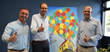 Vor Ort waren Landrat Martin Brandl (auf dem angehängten Foto rechts im Bild), der gemeinsam mit dem für die Schulen im Kreis verantwortlichen Ersten Kreisbeigeordneten, Christoph Buttweiler (links), dem Schulleiter Matthias Wolf die besten Glückwünsche mit auf den Weg gaben.