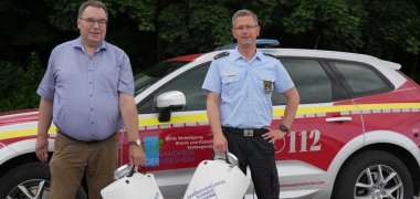 Bei der Übergabe der Schwimmsauger: (v.li.) Überbringer Dirk Reiche und BKI (Brand- und Katastrophenschutzinspekteur) Christian Betzel. 