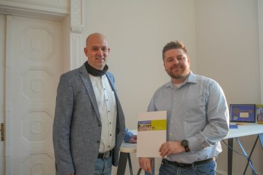 Landrat Martin Brandl (links) und Jubilar Sven Assmann. zum Dienstjubilaeum_Assmann