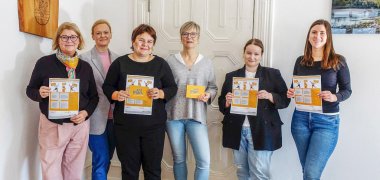 Haben das Projekt „Wege in Ausbildung“ besprochen: (v.l.) Evi Julier (Mitarbeiterin der Gleichstellungsstelle Landkreis Germersheim), Denise Hartmann-Mohr (Gleichstellungsbeauftragte Stadt Germersheim), Lisa-Marie Trog (Leiterin der Gleichstellungsstelle Landkreis Germersheim), Theresia Butz ( Gleichstellungsbeauftragte Lingenfeld), Michelle Hoppe und Xenia Wilhelm (Ansprechpersonen des Projekts).
