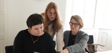 V.li.: Die Gleichstellungsbeauftragten Lisa-Marie Trog (GER), Laura Hess (LD) und Isa Stähle ( SÜW) beim Austausch.