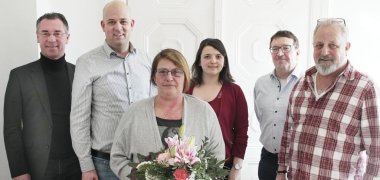 V.l.n.r.: Schuldezernent und Erster Kreisbeigeordneter Christoph Buttweiler, Landrat Martin Brandl, Wilma Bockmeyer, Marina Kerliz (Leiterin des Zentralbereichs „Personal“ bei der Kreisverwaltung), Eric Christ (Fachbereichsleitung Gebäudemanagement und Liegenschaften) sowie den Personalratsvorsitzenden, Franz-Josef Hänlein.