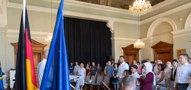 Landrat Martin Brandl und 122 neue Bürgerinnen und Bürger. Landrat Martin Brandl händigte insgesamt 122 neuen Bürgerinnen und Bürgern ihre Einbürgerungsurkunden aus.