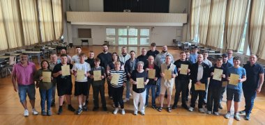 Große Freude nach der Prüfung: Alle Teilnehmenden haben bestanden. foto von allen fischerinnen: Alle haben bestanden.