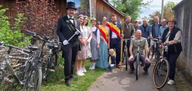 Das foto zeigt den Start der Jubiläumstour von Museum zu Museum.