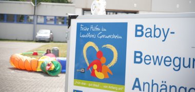 Der Baby-Bewegungsanhänger vor Ort