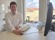 das foto zeigt Den Leiter der Bauabteilung Robert Tiesler, der weitestgehend papierlos arbeitet.