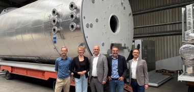 das bild zeigt von links nach rechts den Geschäftsführer Patric Burkhart, Kreiswirtschaftsförderin Maria Farrenkopf, Landrat Martin Brandl, Stadtbeigeordneter Sascha Hofmann und den Stellvertretenden Hauptgeschäftsführer der IHK Pfalz, Tibor Müller.