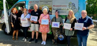 Dank zahlreicher Sponsoren bekam die Nardini Schule einem Kleinbus. das bild zeigt wie Dank zahlreicher Sponsoren die Nardini Schule in Germersheim in diesen Tagen mit einem Kleinbus ausgestattet wurde.