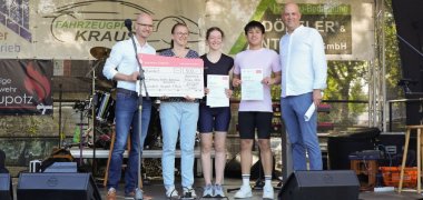 das foto zeigt Svend Larsen, Vorstandsvorsitzender der Sparkasse Südpfalz (links), und Landrat Martin Brandl (rechts) überreichten die Auszeichnung für die meisten Gesamtkilometer an die Vertreterinnen und Vertreter des Goethe Gymnasiums Germersheim.