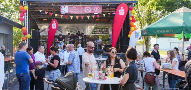 Gemeinsamer Abschluss: Die Teilnehmerinnen und Teilnehmer feierten das erfolgreiche STADTRADELN 2026 im Rahmen des Feuerwehr-Jubiläums in Neupotz.