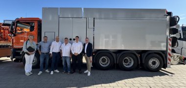 Gruppenbild bei MTS Mobile Tiefbausaugsysteme GmbH das bild euiegt einen LKW der Firma und Kreiswirtschaftsförderin Maria Farrenkopf, Stadtbeigeordneter Dr. Sascha Hofmann, Landrat Martin Brandl, Geschäftsführung Alfons Braun, Dominic Hurm sowie IHK-Regionalleiter Dominik Uhl.