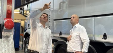 Landrat Martin Brandl zu Besuch beim Spezialisten für passgenaue Saugbaggertechnik das foto zeigt Dominic Hurm, der Landrat Martin Brandl eine der Besonderheiten zeigt.
