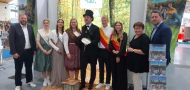 Der Südpfalz-Tourismus Landkreis Germersheim (SÜD) e.V. gemeinsam mit den Verbandsgemeinden und Städten des Landkreises auf der Verbrauchermesse auf der „offerta“ in Karlsruhe. das foto zeigt Von links nach rechts: die Honoratioren, die im vergangenen Jahr dem Südpfalz-Stand ihre Aufwartung gemacht hatte und die auch in diesem Jahr ihr Kommen zugesichert haben.