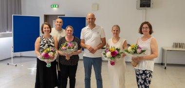 Tina Schöner, Dominik Maurer, Kerstin Hinz, Landrat Martin Brandl, Silke Schirmer und Silke Matern Ein starkes Team seit 1998: (v.l.) Tina Schöner, Dominik Maurer, Kerstin Hinz, Landrat Martin Brandl, Silke Schirmer und Silke Matern bei der Ehrung für stolze 25 Jahre Treue zur Kreisverwaltung Germersheim.