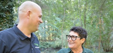 Landrat Martin Brandl trifft die rheinland-pfälzische Landwirtsministerin. Das Foto (KV GER / mda) zeigt die Ministerin und den Landrat in einem Waldstück bei Rülzheim, wo sie sich vor einem Termin in den neuen Räumen der Kreisverwaltung getroffen hatten.